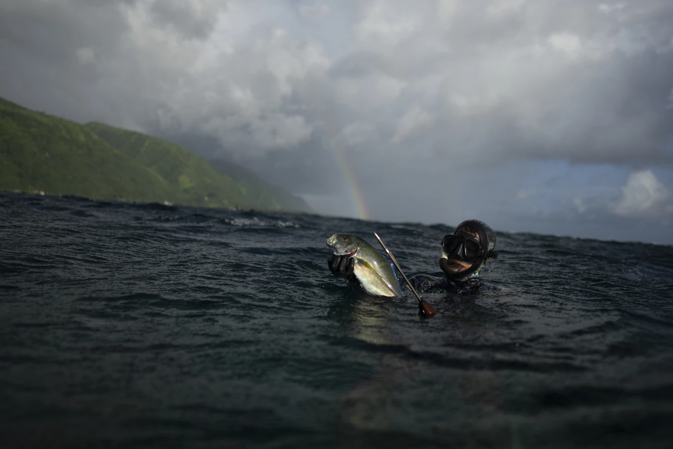 美联社照片：在塔希提岛 Teahupo'o，沿海村庄的生活在强大的海浪中蓬勃发展