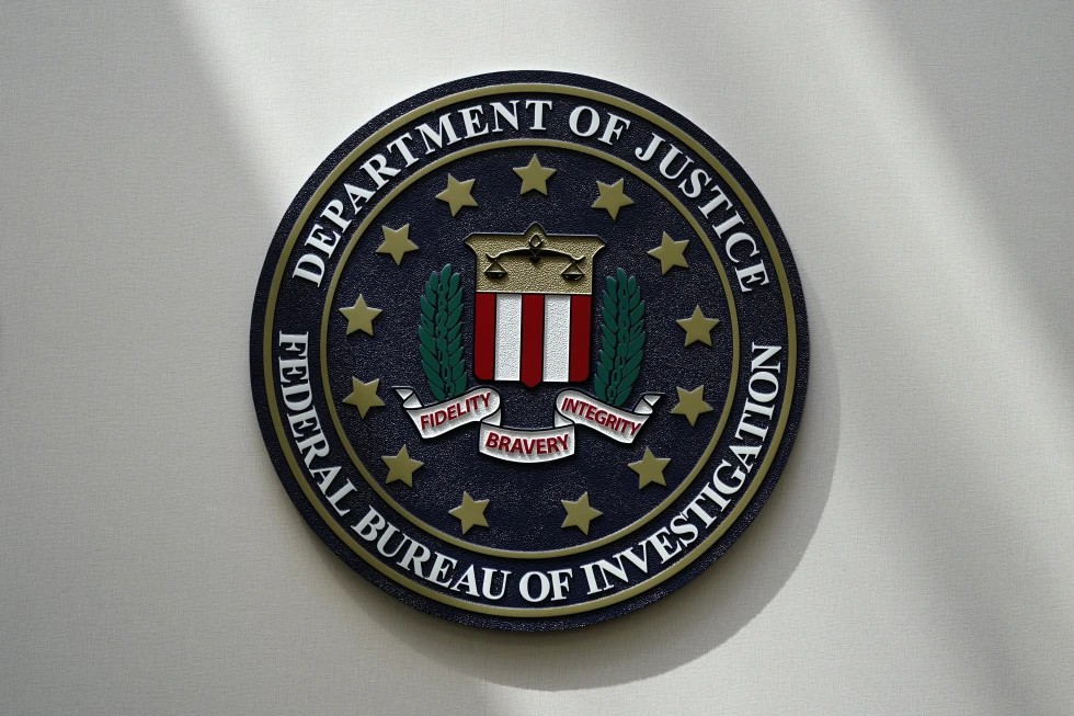 FBI 报告称，诈骗者去年从美国老年人手中窃取了超过 34 亿美元